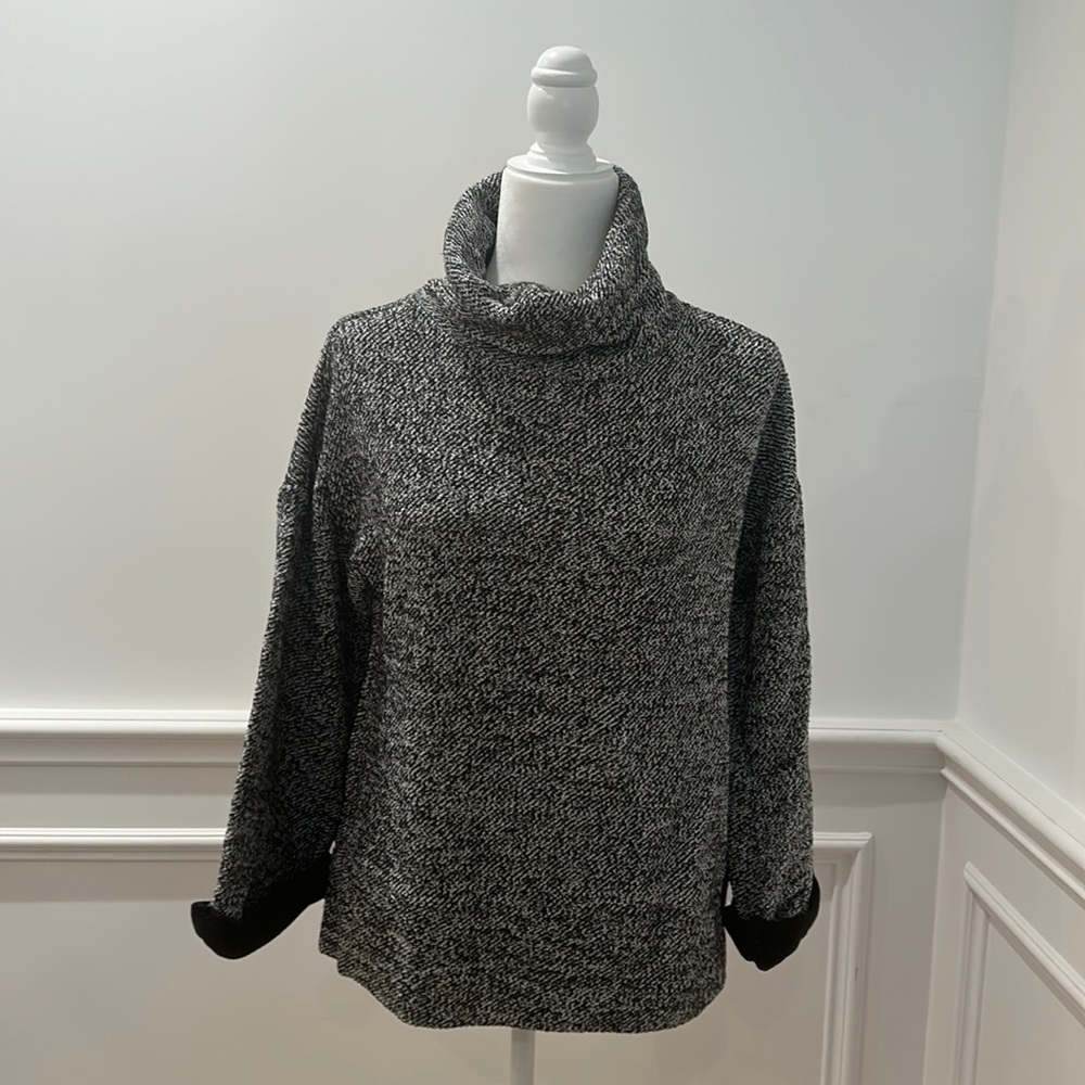 Caslon black and white bell sleeve fleece‎ size small